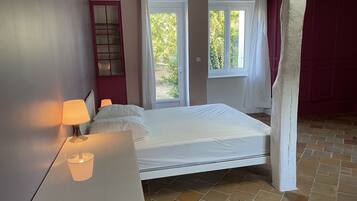 4 dormitoris, planxa i posts de planxar i un bressol de viatge