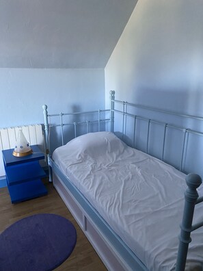 4 quartos, ferros/tábuas de passar roupa, berço de viagem