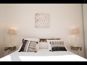 6 bedrooms, iron/ironing board, WiFi, wheelchair access - Great House in the heart of the vineyard (Murviel-lès-Béziers)