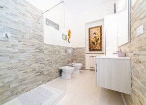 Douche, sèche-cheveux, bidet, serviettes fournies