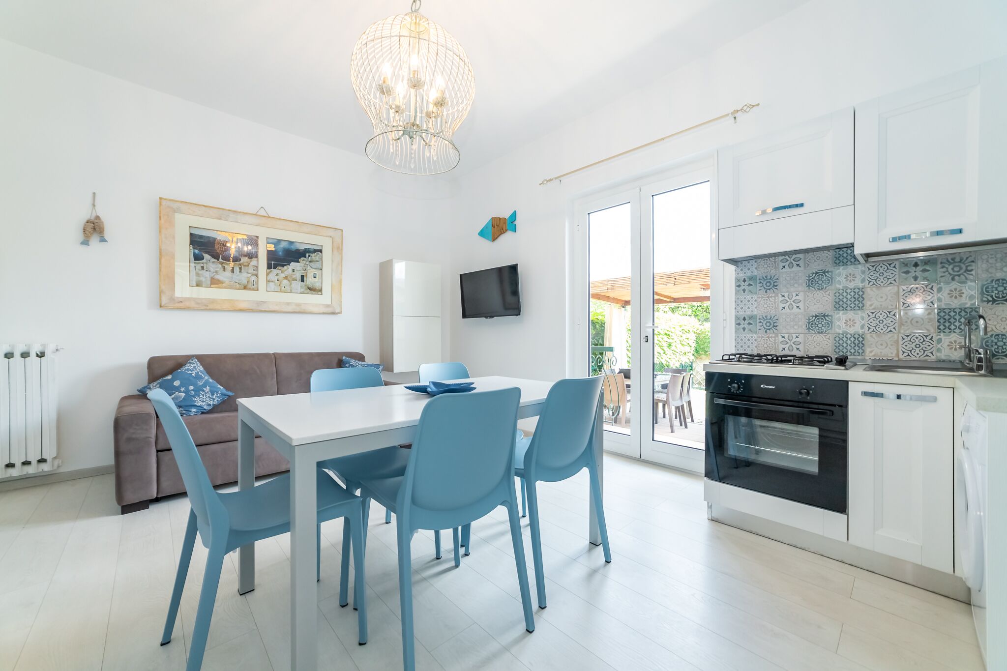 Een koelkast, een oven, een kookplaat, een koffiezetapparaat/waterkoker