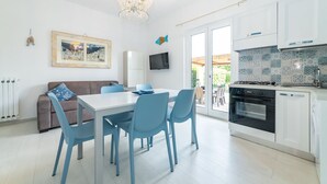 Una cocina moderna con armarios blancos, una estufa negra y un salpicadero de azulejos.