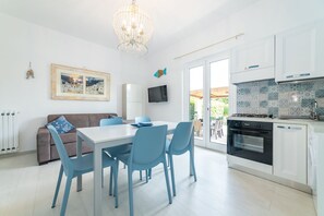 Fridge, oven, stovetop, coffee/tea maker