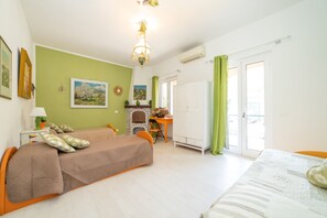 2 bedrooms, desk, iron/ironing board, free WiFi