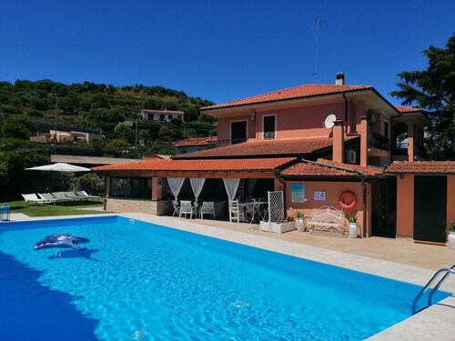 NEW APARTMENT x5 PEOPLE IN VILLA WITH POOL HOT -HUB 2. KM FROM THE SEA 