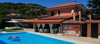 NEW APARTMENT x5 PEOPLE  IN VILLA WITH  POOL  HOT -HUB  2. KM FROM THE SEA 