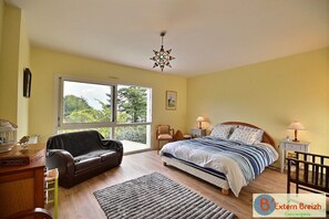 4 slaapkamers, een strijkplank/strijkijzer, wifi, beddengoed