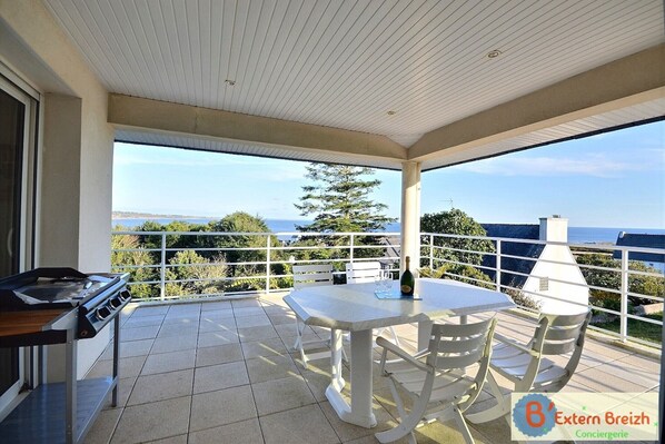 Outdoor dining - Family house with beautiful sea view and close to beaches (Esquibien)