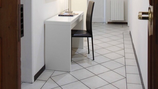 A hallway with a white desk, a chair, a mirror, and a lamp. - NEW SWEET FLORENCE (at T2 Belfiore) (Firenze)