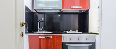 Kühlschrank, Mikrowelle, Herdplatte, Geschirrspüler