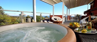 ジャグジー、サウナ、素晴らしい海の見えるテラスがあるすばらしい休日の家