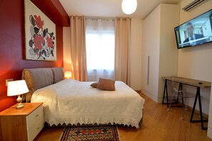 2 Schlafzimmer, Schreibtisch, Bügeleisen/Bügelbrett, Reisekinderbett