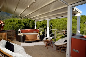 Outdoor spa tub