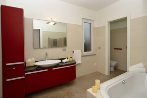 Dusche, Haartrockner, Bidet, Handtücher