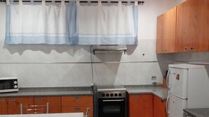 冷蔵庫、電子レンジ、オーブン、コンロ