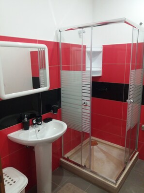 毛巾、肥皂、卫生纸