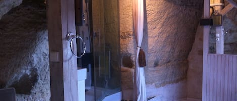 Regadera, secadora de cabello, toallas, shampoo