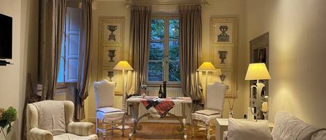 Smart-TV, DVD-Player, Bücher, Videothek