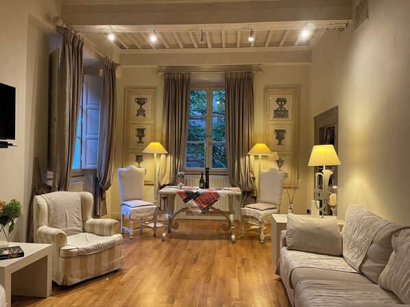 Smart TV, DVD player, books, video library - ELEGANT APARTMENT WITH TERRACE IN THE HEART OF THE HISTORICAL CENTER OF LUCCA (Lucca)