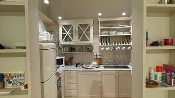 KĂŒhlschrank, Mikrowelle, Ofen, Herdplatte