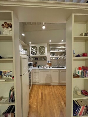 Fridge, microwave, oven, stovetop - ELEGANT APARTMENT WITH TERRACE IN THE HEART OF THE HISTORICAL CENTER OF LUCCA (Lucca)