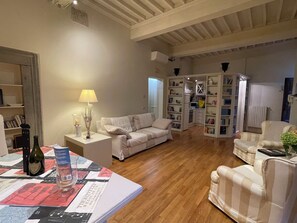 Smart TV, reproductor de DVD, libros y videoteca 