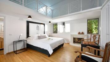 Deluxe Villa | Iron/ironing board, travel cot, free WiFi, bed sheets