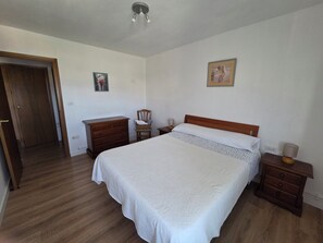 3 chambres, fer et planche à repasser, Wi-Fi gratuit, draps fournis