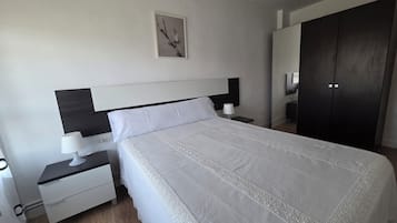 3 habitaciones, tabla de planchar con plancha y ropa de cama