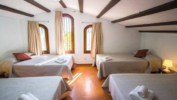 8 dormitorios, tabla de planchar con plancha, cuna de viaje y wifi