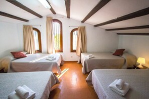 8 dormitoris, planxa i posts de planxar, un bressol de viatge i wifi