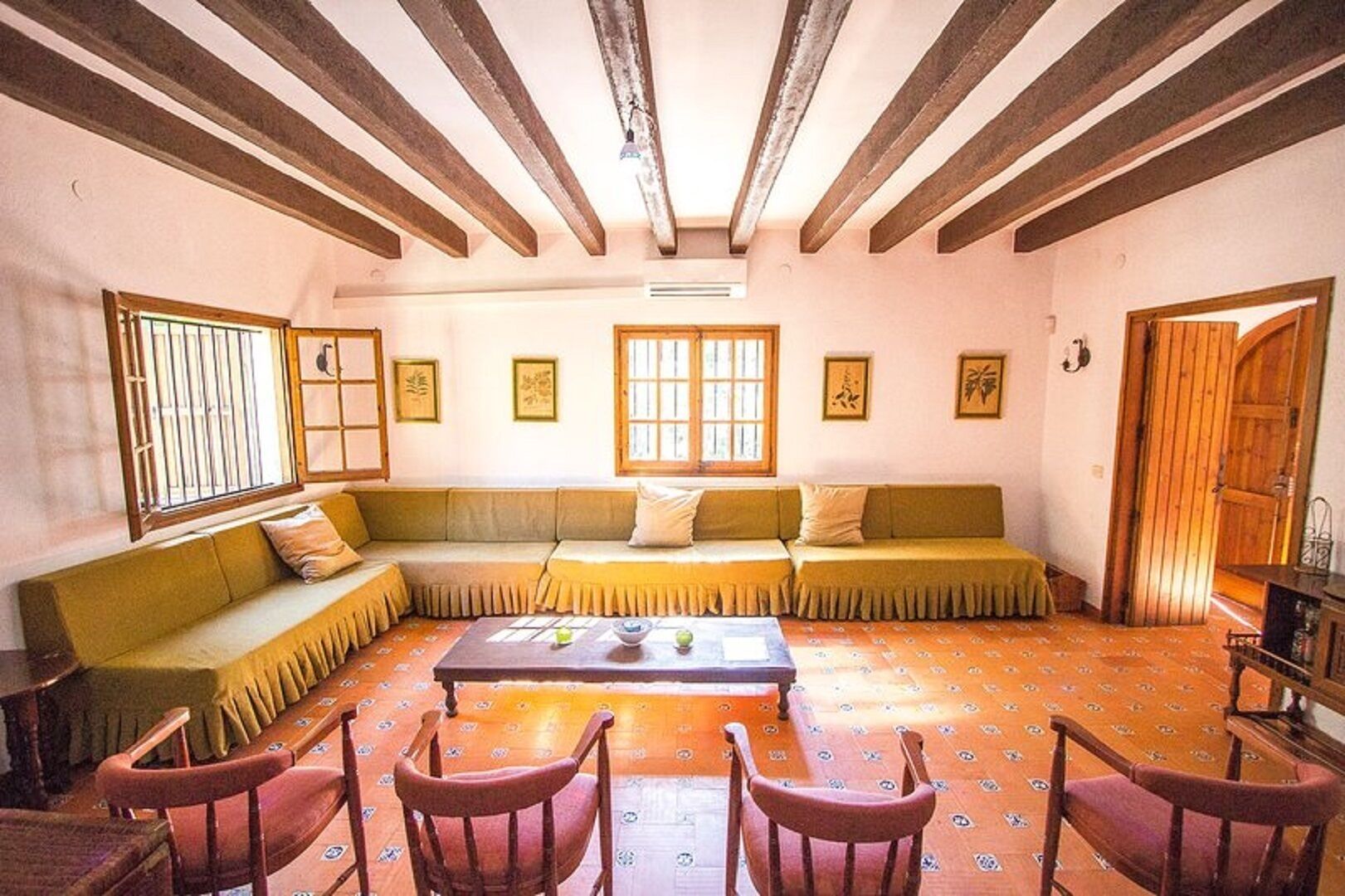 Televisión, chimenea, tenis de mesa y estéreo 