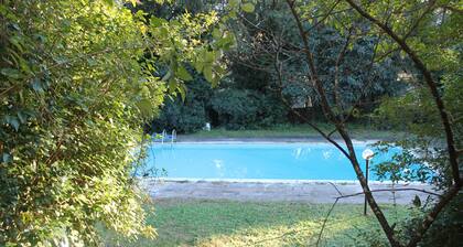 Dépendance entourée de la verdure du nord de Rome