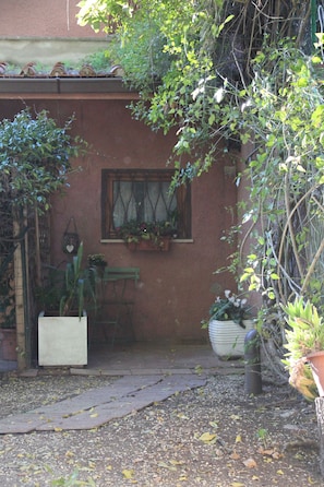 Property grounds - Depandance surrounded by the greenery of northern Rome (Roma)