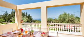 Luxurious villa with private swimming pool, sea view, activities -Villa Deleni.