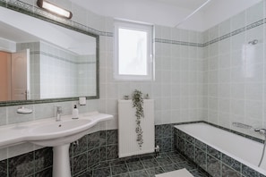Combined shower/bathtub, hair dryer, towels, soap - Villa Deleni - Private Pool, Sea Views & Gardens (Rethymno)