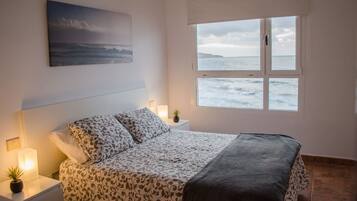 2 slaapkamers, een bureau, een strijkplank/strijkijzer, gratis wifi