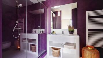 Doccia, vasca idromassaggio, asciugacapelli, bidet