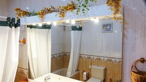 Secadora de cabello, toallas, jabón, papel de baño 