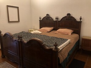 1 dormitorio, tabla de planchar con plancha, wifi y ropa de cama