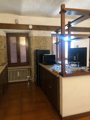 Frigorifero, microonde, macchina per tè/caffè, bollitore elettrico