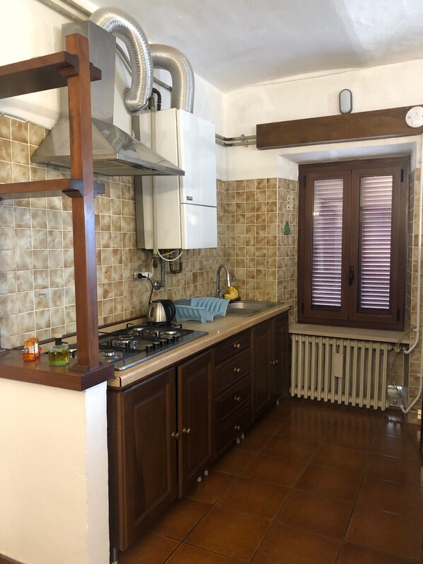 Frigorifero, microonde, macchina per tè/caffè, bollitore elettrico