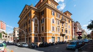 Un bâtiment historique au style architectural classique, doté de nombreux balcons et d’une entrée imposante.