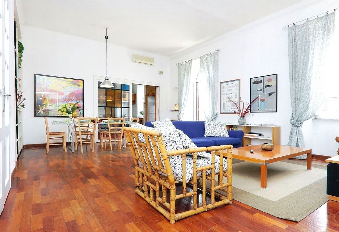 Bright, large, beautiful apartment close to Trastevere Station