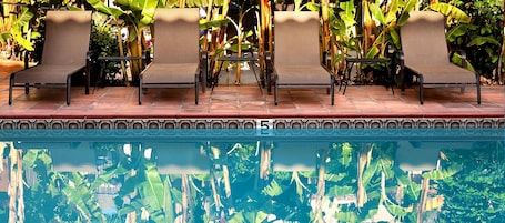 Una piscina al aire libre, una piscina climatizada
