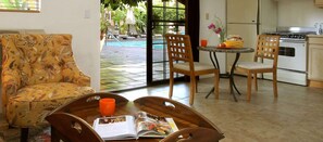 Fridge, microwave, coffee/tea maker, paper towels - Hotel California - A Town & Desert Boutique Hotel (Palm Springs)