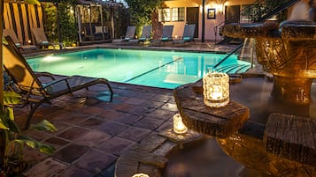 Una piscina al aire libre, una piscina climatizada