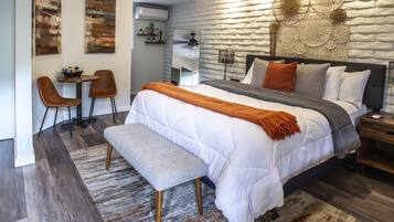 Ropa de cama de alta calidad y caja de seguridad en la habitación