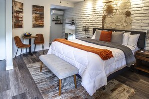 Premium bedding, in-room safe, iron/ironing board, free WiFi - Hotel California (Palm Springs)