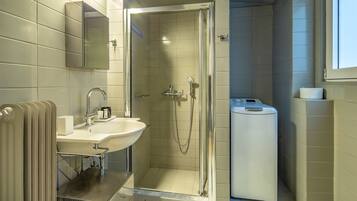 Leilighet, 1 soverom | Bad | Dusj, regndusjhode, toalettartikler (inkludert) og hårføner